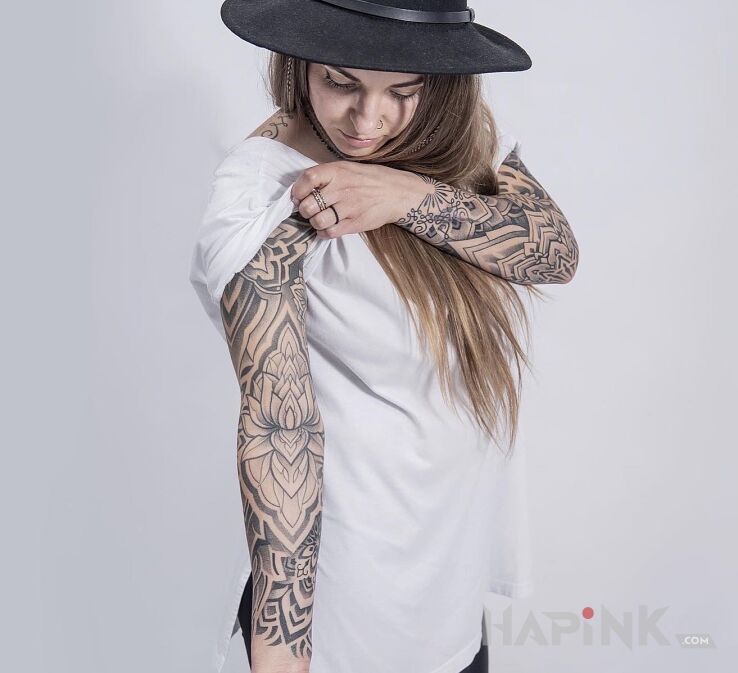 Tattoo Klientka z kwiatem lotosu na ręce in sleeves motif and geometric style on the forearm