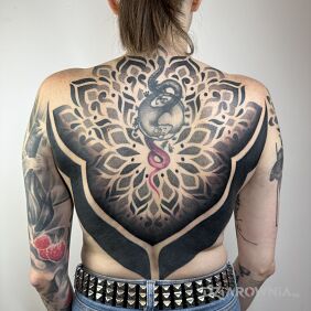 Tatuaż Wykropkowana mandala na całych plecach na łopatkach motyw: mandale styl: blackwork / blackout