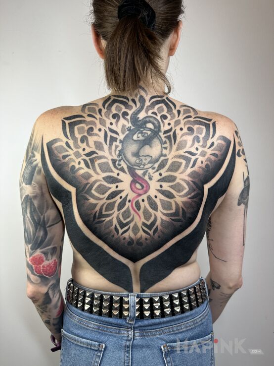 Tattoo Wykropkowana mandala na całych plecach in black and gray motif and geometric style on the back