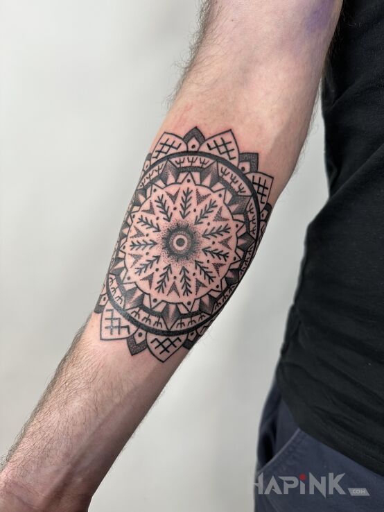 Tattoo Mandala ze słowiańskim sznytem in ornaments motif and contour / linework style On the arm