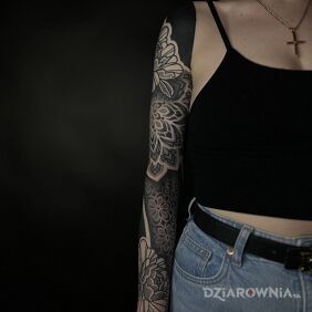 Tatuaż Damska kompozycja z czarną wstawką 2 na ramieniu motyw: czarno-szare styl: blackwork / blackout