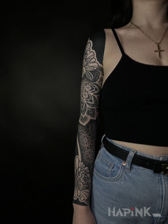 Tattoo Damska kompozycja z czarną wstawką 2 in black and gray motif and dotwork style on the forearm