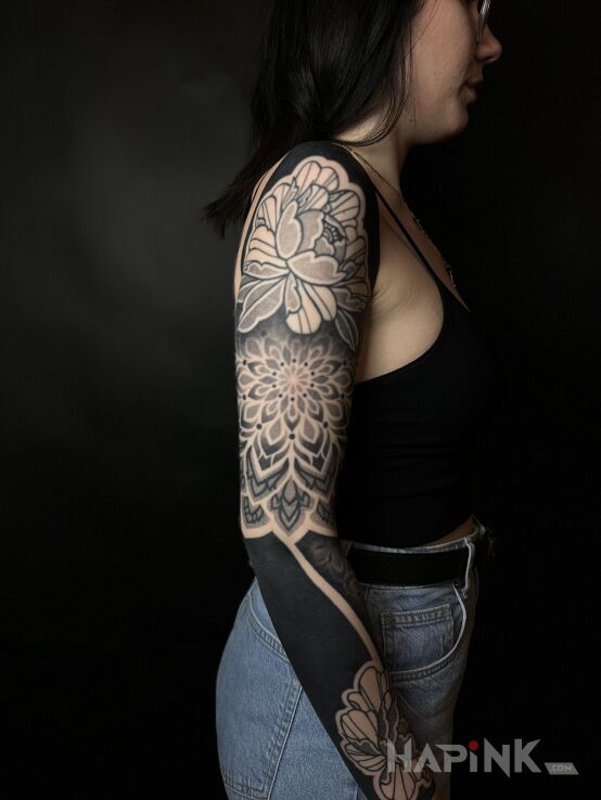 Tattoo Damska kompozycja z czarną wstawką in ornaments motif and dotwork style on the upper arm