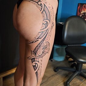 Tatuaż Tatuaz polinezyjski z delfinem na biodrze motyw: zwierzęta styl: polinezyjskie