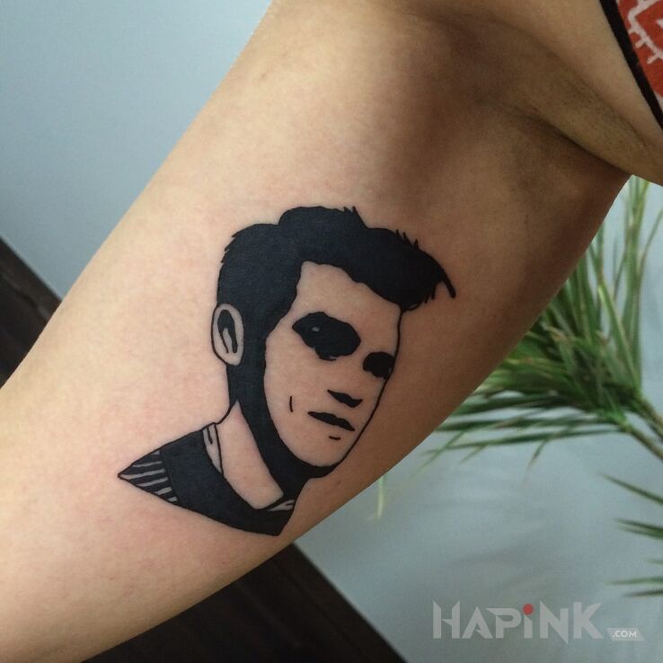 Tattoo Morrissey z The Smith od Yany z Bad Mojo Tattoo Gdańsk in faces motif on the upper arm