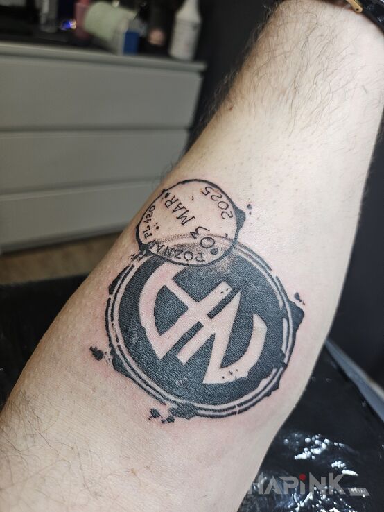 Tattoo Narcoticus anonimus in lettering motif and graphic / illustrative style on the forearm