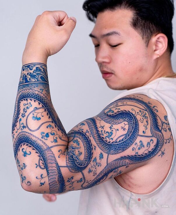 Tattoo Siła niebieskiego smoka in floral motif and japanese / irezumi style on the upper arm