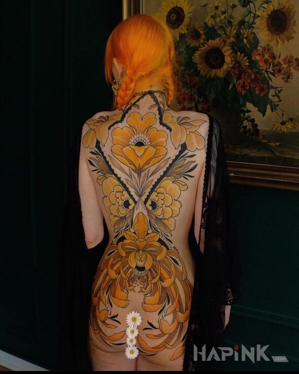 Tattoo Kwiaty w odcieniach żółtego in flowers motif and neo-traditional style on the buttocks