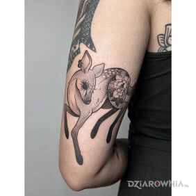 Tatuaż Piękna sarenka w dotworku na ramieniu motyw: kwiaty styl: dotwork