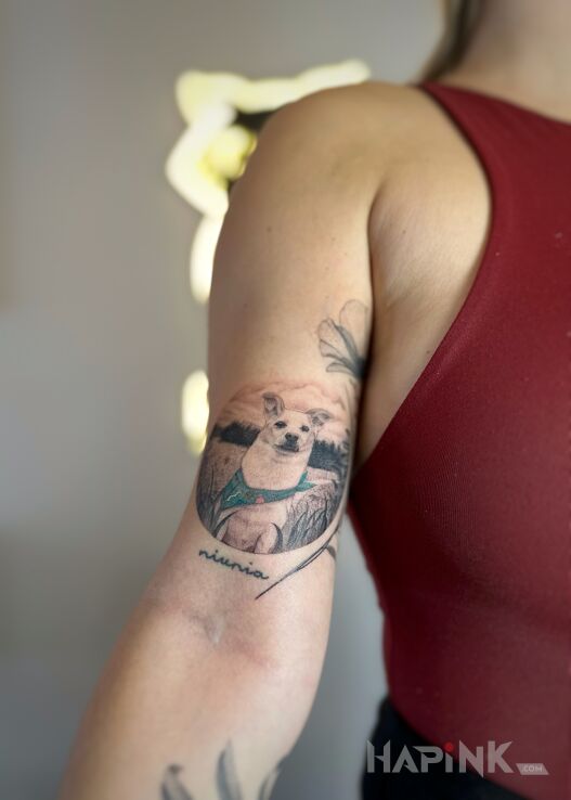 Tattoo Tatuaż ukochanego pieska na ramieniu in floral motif and dotwork style on the bicep