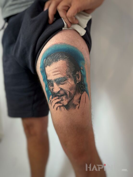 Tattoo Prosto z produkcji filmowej - Joker z odrobiną koloru! in colorful motif and Watercolor style on the leg