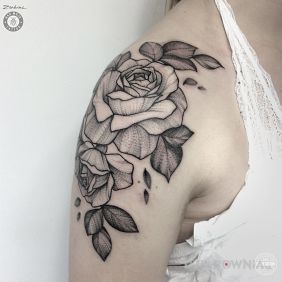 Tatuaż Praca Alexandry z Bad Mojo Tattoo Gdańsk na ramieniu motyw: kwiaty