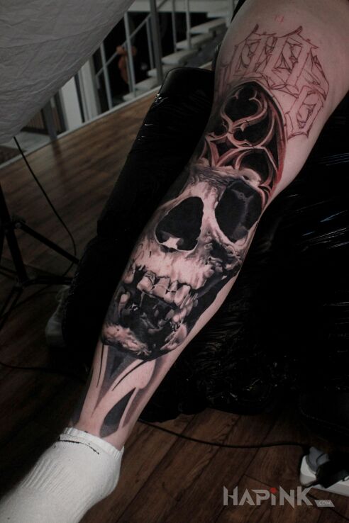 Tattoo Czaszka in skulls motif and realistic style on the leg