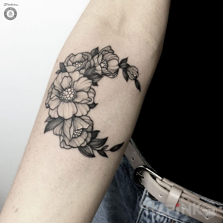 Tattoo Praca Alexandry z Bad Mojo Tattoo Gdańsk in flowers motif on the forearm