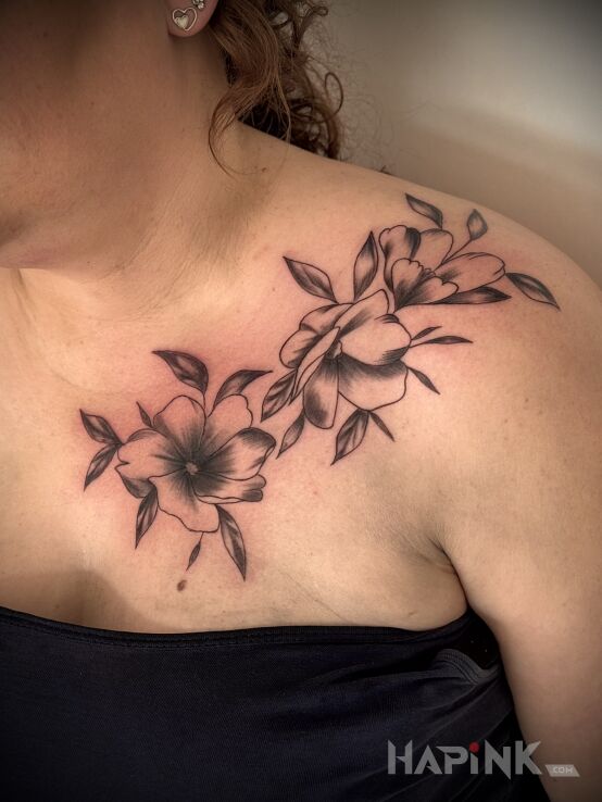 Tattoo Flowers in floral motif and graphic / illustrative style on the collarbone