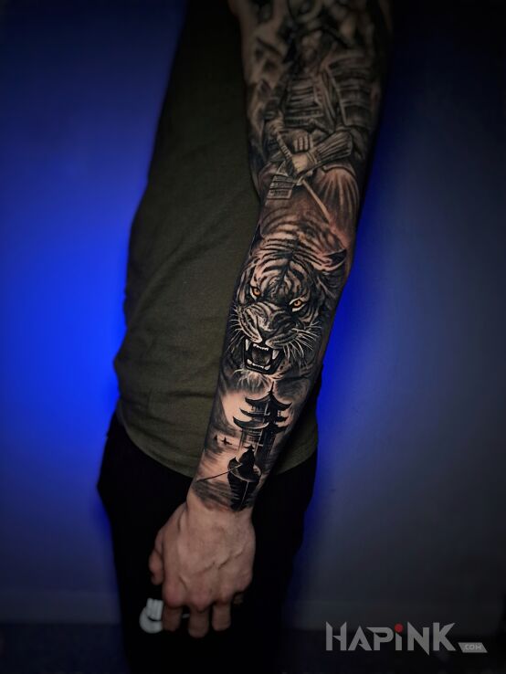 Tattoo Tygrys nad pagodą in sleeves motif and realistic style on the upper arm