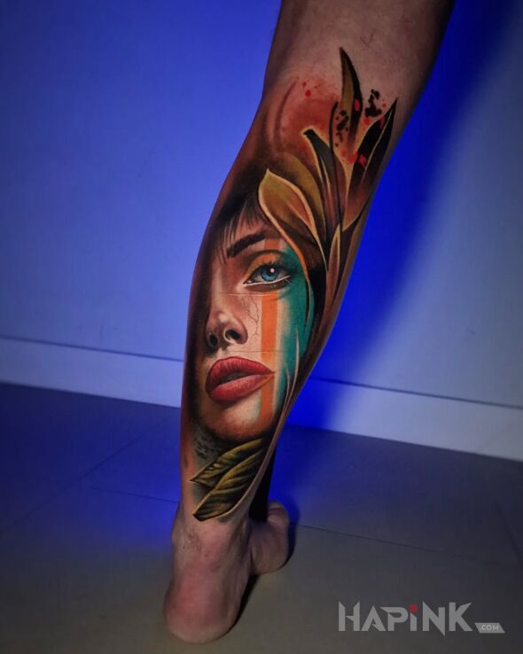 Tattoo Kobiecy portret full color in colorful motif and realistic style on the leg