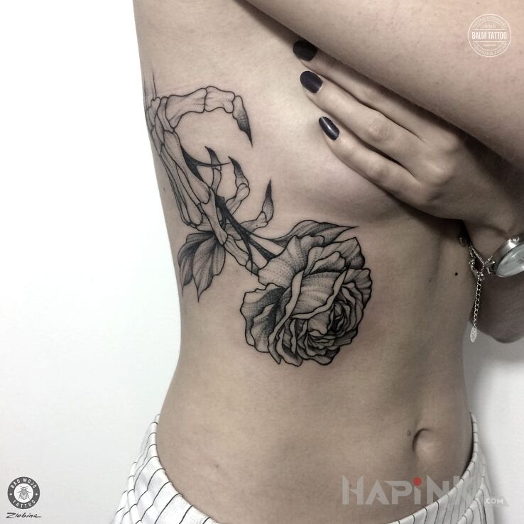Tattoo Praca Alexandry z Bad Mojo Tattoo Gdańsk in flowers motif on the ribs