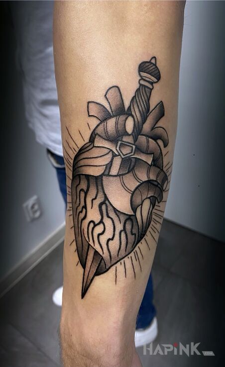 Tattoo Serce przebite sztyletem w oldschoolu in objects motif and graphic / illustrative style On the arm