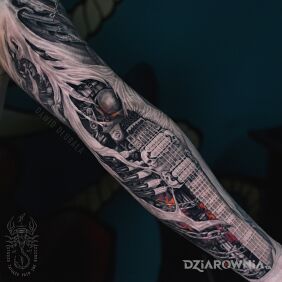 Tatuaż Biomechaniczna gitara elektryczna na bicepsie motyw: rękawy styl: realistyczne