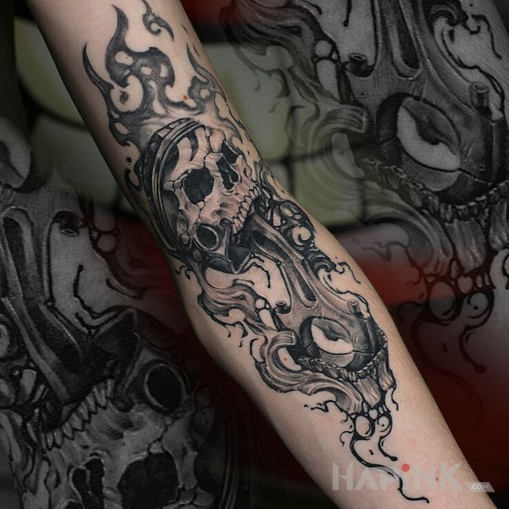 Tattoo Czaszka tłok in dark motif and graphic / illustrative style On the arm