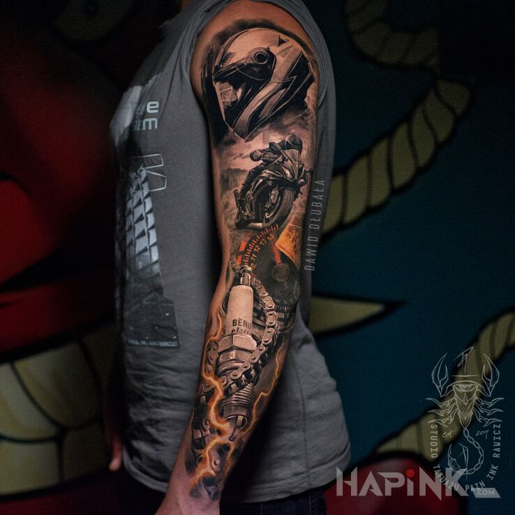 Tattoo Motyw dla fanów motocykli in motorization motif and realistic style on the upper arm