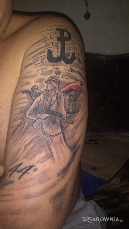 Tatuaż l w motywie wojna na ramieniu