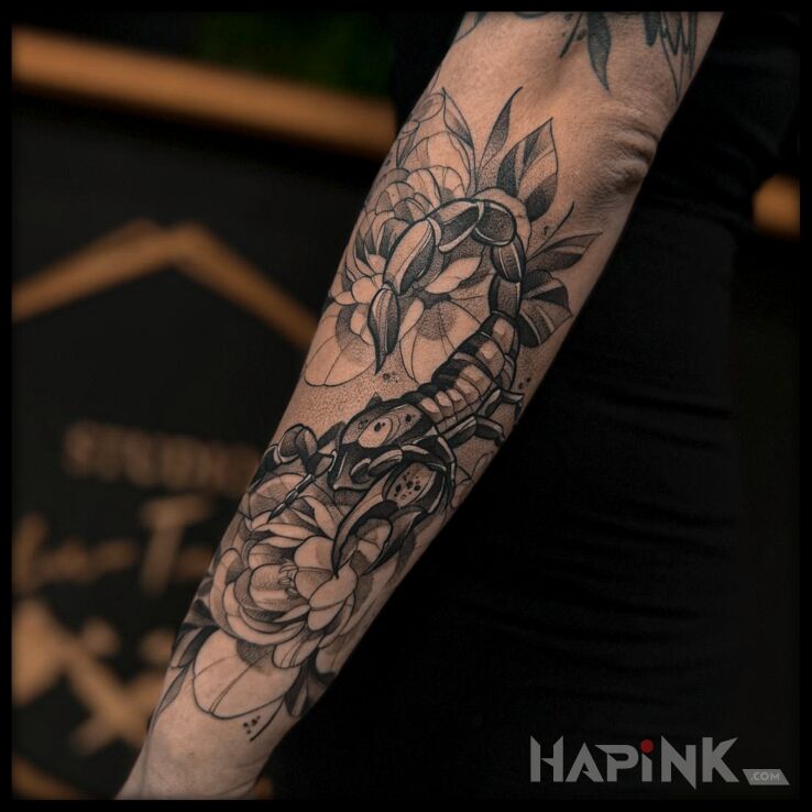 Tattoo Skorpion w kwiatach in flowers motif and dotwork style On the arm