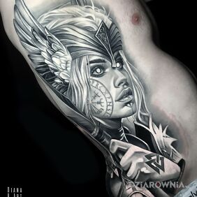 Tatuaż Walkiria w szarościach na żebrach motyw: twarze styl: celtyckie / nordyckie