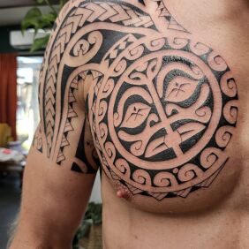 Tatuaż Tatuaz polinezyjski Klatka i bark , tiki na barku motyw: ornamenty styl: polinezyjskie
