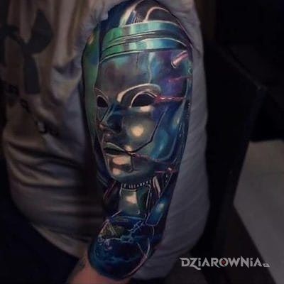 Tatuaż metalowa maska w motywie 3D na ramieniu