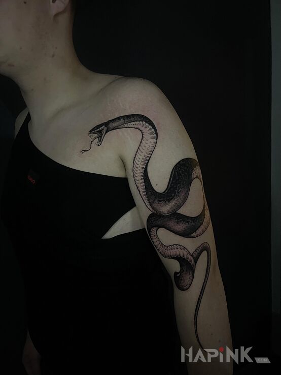 Tattoo Wąż wijący się na ramieniu in animals motif and realistic style On the arm