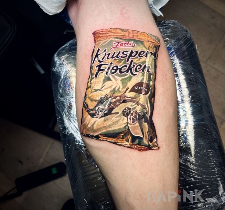 Tattoo Cukierki in objects motif and realistic style on the leg