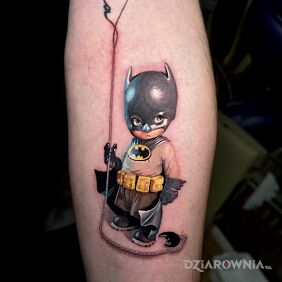 Tatuaż Młody batman na przedramieniu motyw: małe styl: realistyczne