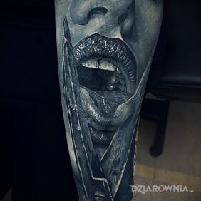 Tatuaż Język w nożycach na ręce motyw: cover up styl: realistyczne