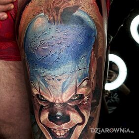 Tatuaż Pennywise na nodze motyw: mroczne styl: realistyczne