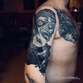 Tatuaż Samuraj w masce na ręce motyw: czarno-szare styl: realistyczne