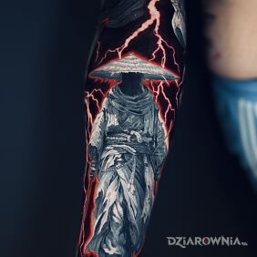 Tatuaż Samuraj ,ronin na przedramieniu motyw: czarno-szare styl: realistyczne