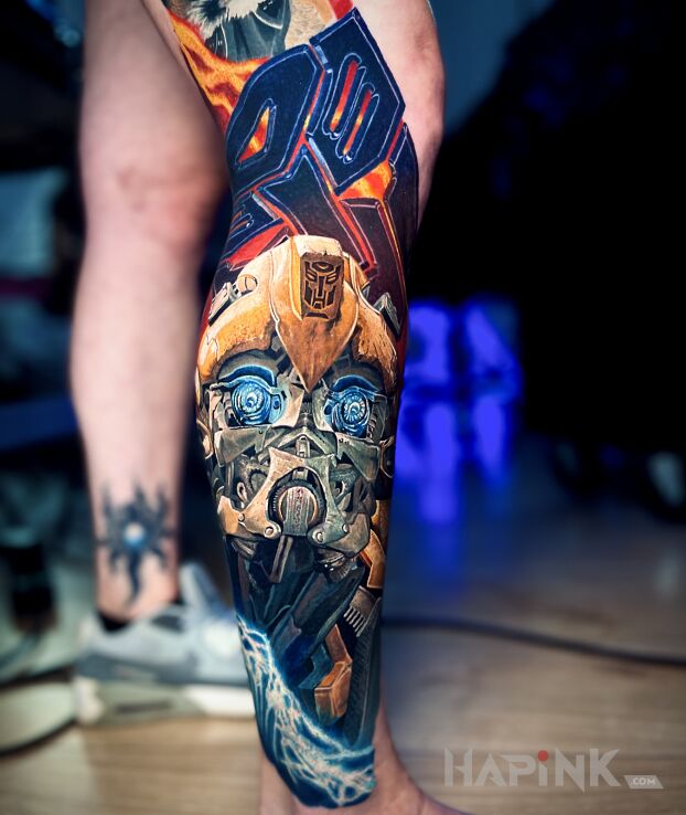 Tattoo Bumblebee in 3D motif and realistic style on the leg