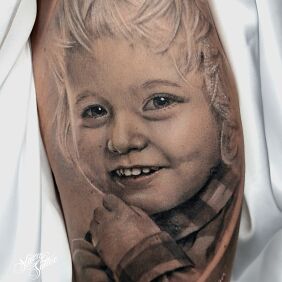 Tattoo GRAYWASH PORTRAIT on the upper arm motif: Love style: white ink