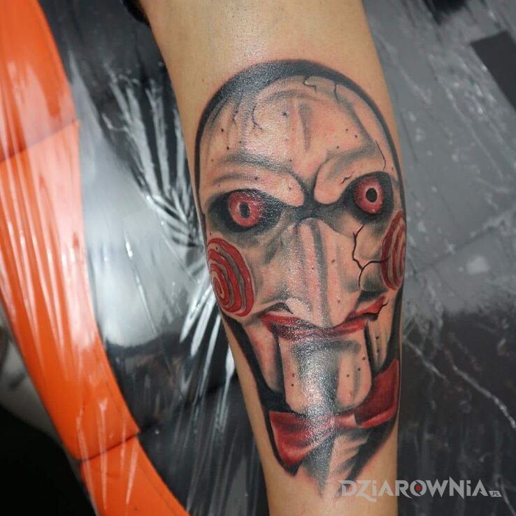 Tatuaż Jigsaw w motywie postacie i stylu realistyczne na łydce