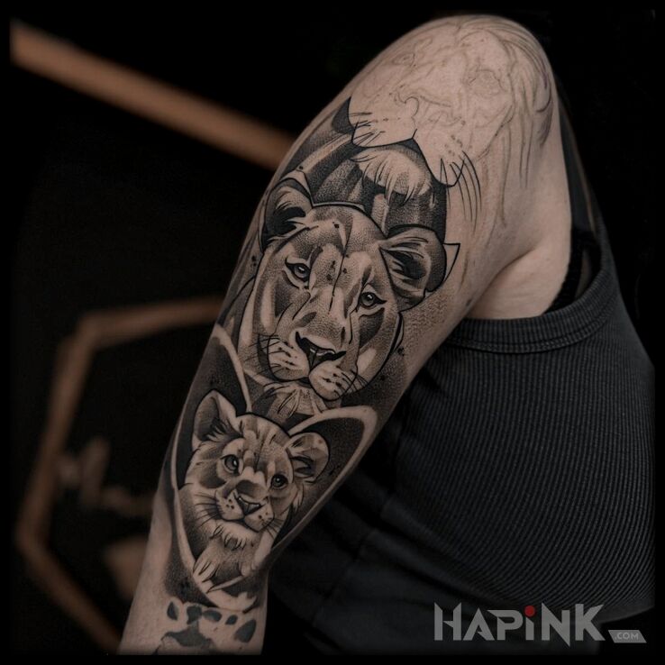 Tattoo Król lew in black and gray motif and graphic / illustrative style on the upper arm