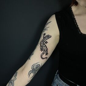 Tattoo Lizard inner biceps On the arm motif: black and gray style: graphic / illustrative