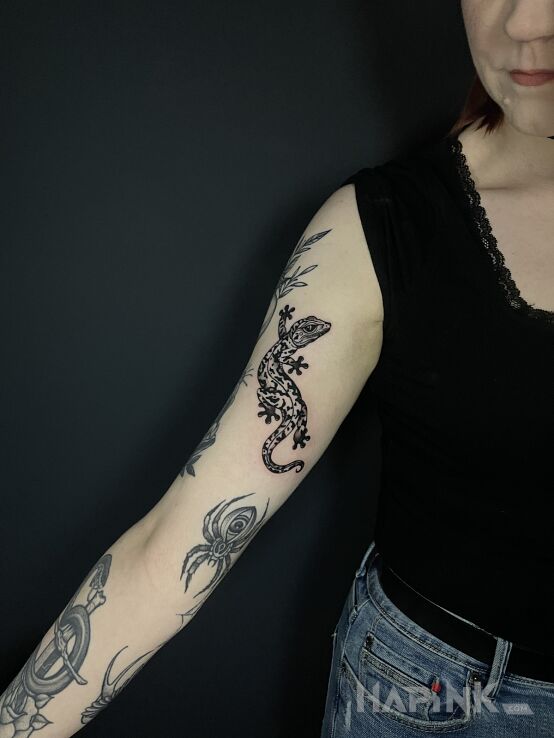 Tattoo Lizard inner biceps in black and gray motif and graphic / illustrative style on the bicep