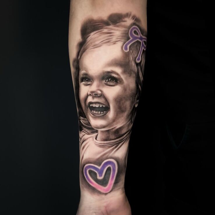 Tattoo Uśmiechnięta dziewczynka in colorful motif and realistic style On the arm