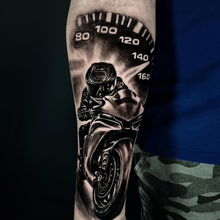 Tattoo Motocyklista z 140 na liczniku in characters motif and realistic style On the arm