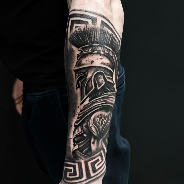Tattoo Legionista rzymianin in characters motif and realistic style On the arm