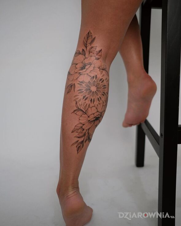 Tattoo Delikatny wzór in mandalas motif and graphic / illustrative style on the leg