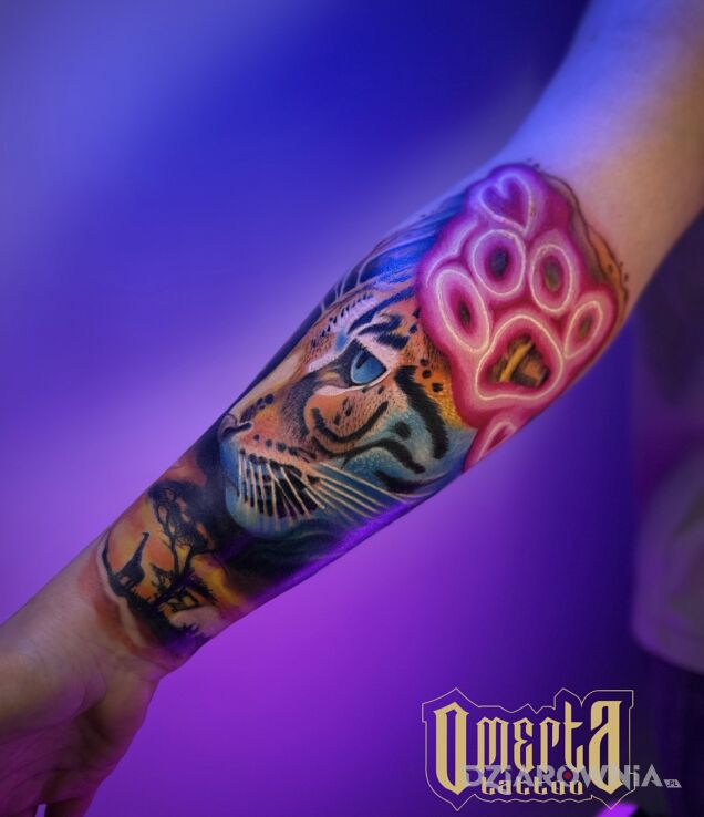 Tattoo Mocna dziara in animals motif and realistic style on the forearm