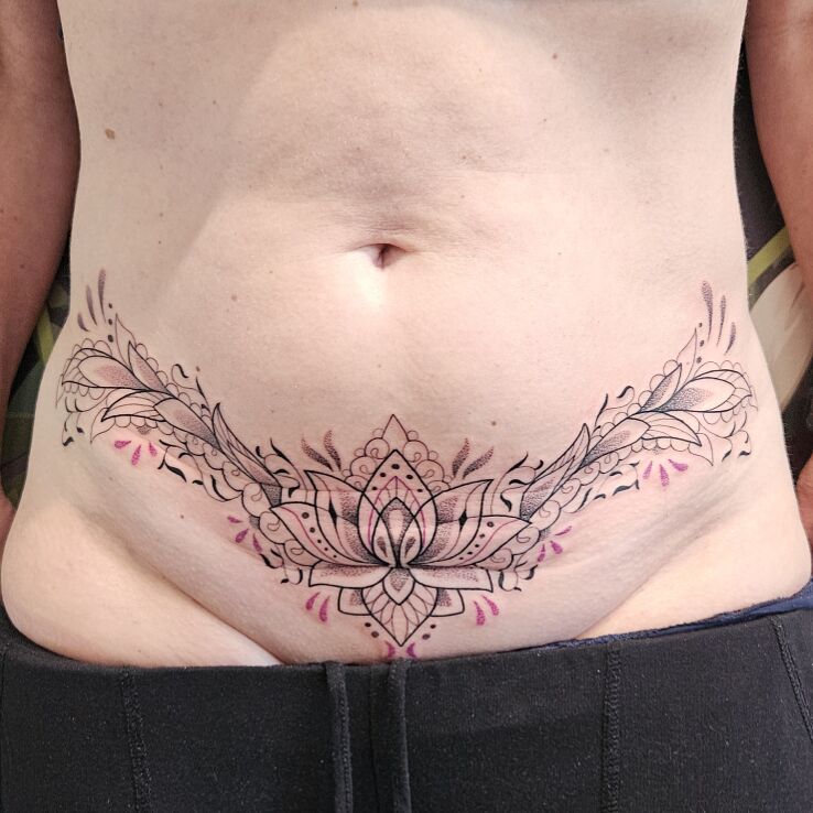 Tattoo Ornamentalnej cover na bliznie po cesarce in black and gray motif and contour / linework style on the stomach
